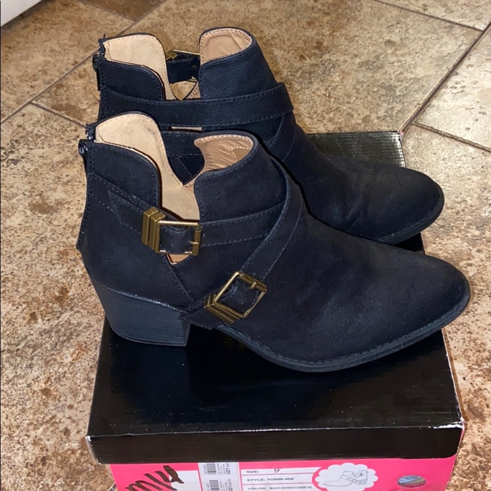 Women’s size 9 booties